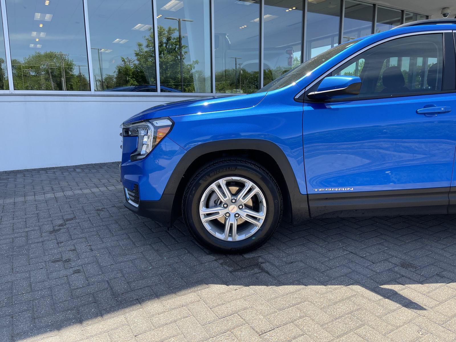 Used 2024 GMC Terrain SLE w/ Driver Convenience Package FWD image 9