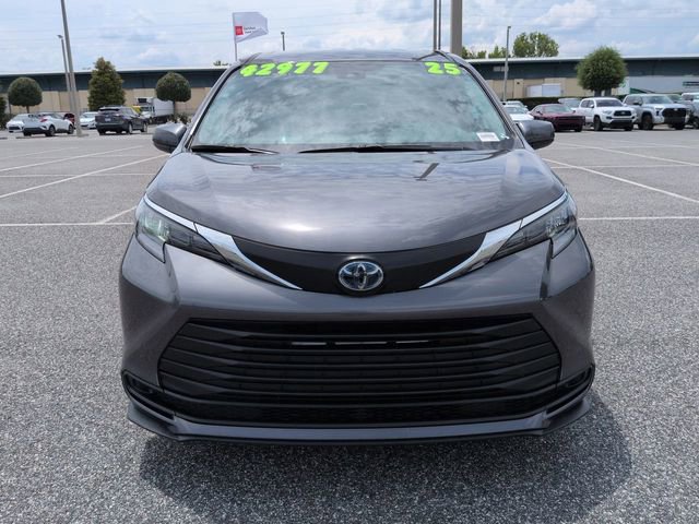 Certified 2025 Toyota Sienna LE FWD image 9