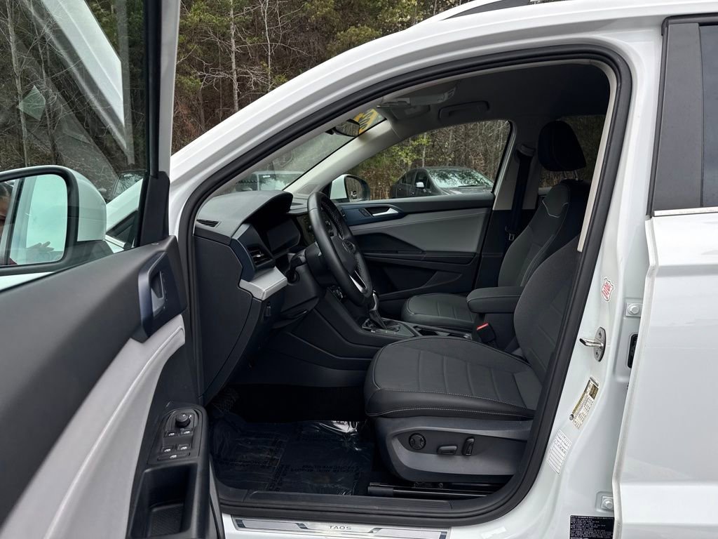 Used 2024 Volkswagen Taos SE image 19