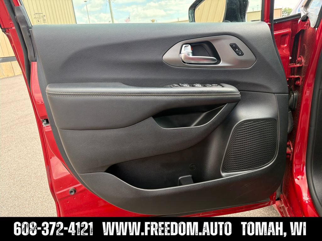 Used 2025 Chrysler Pacifica Select FWD image 18
