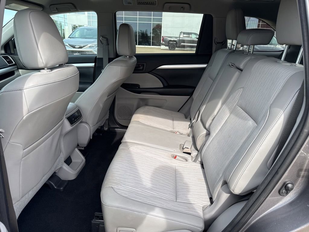 Used 2018 Toyota Highlander Plus AWD/4WD image 9