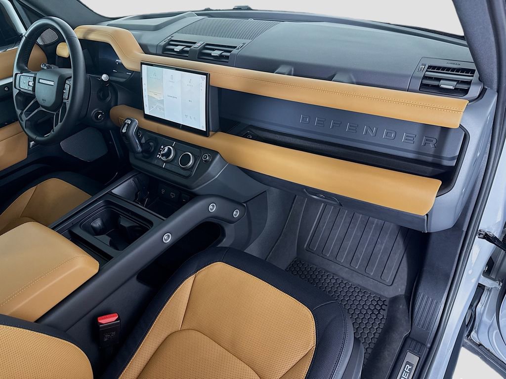 Used 2024 Land Rover Defender 130 X-Dynamic SE image 18
