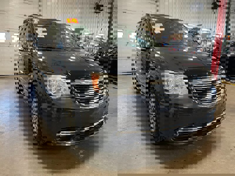 Used 2014 Chrysler Town & Country Touring-L w/ Driver Convenience Group image 4