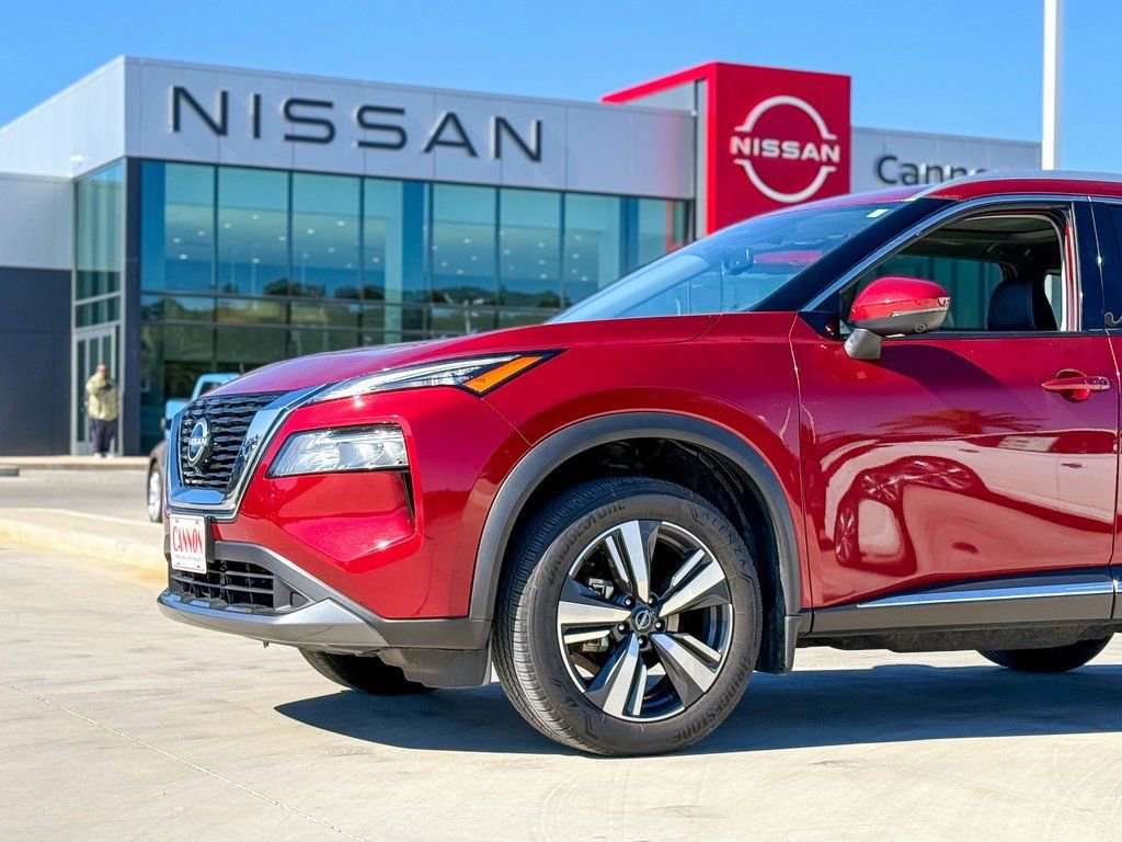 Used 2023 Nissan Rogue SL image 2