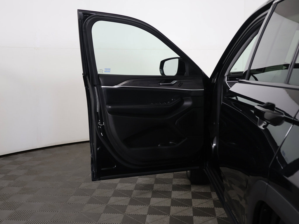 Used 2023 Jeep Grand Cherokee Limited AWD/4WD image 19