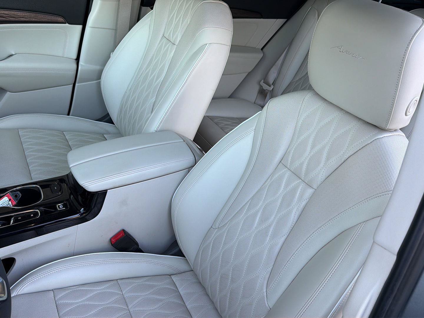 Used 2022 Buick Envision Avenir w/ Technology Package II FWD image 32