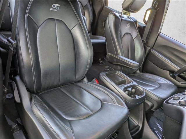 Used 2020 Chrysler Pacifica Touring-L w/ S Appearance Package image 20