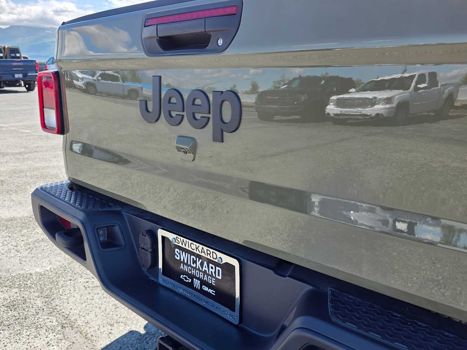Used 2025 Jeep Gladiator Sport AWD/4WD image 14