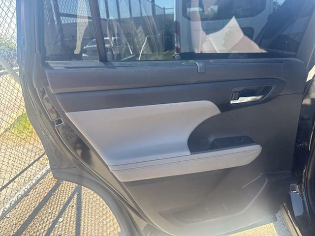 Used 2021 Toyota Highlander XLE AWD/4WD image 13