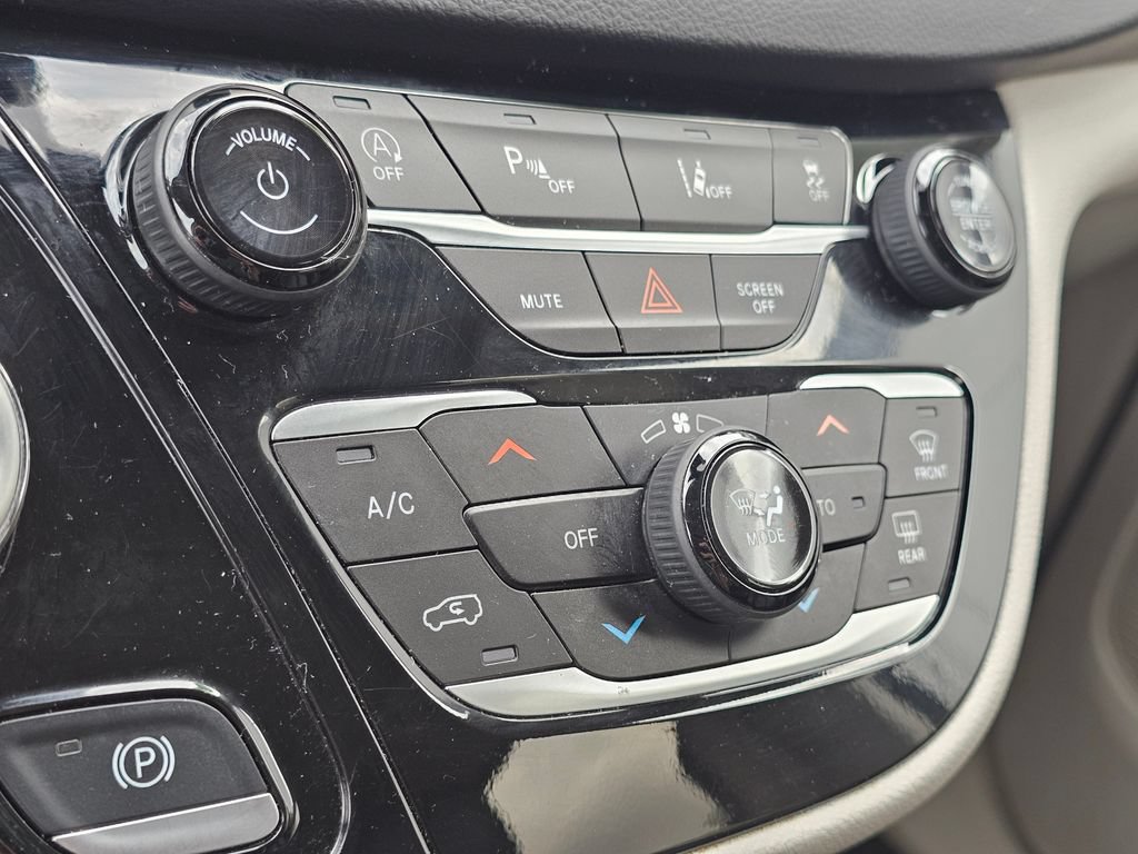 Used 2023 Chrysler Pacifica Touring-L FWD image 30