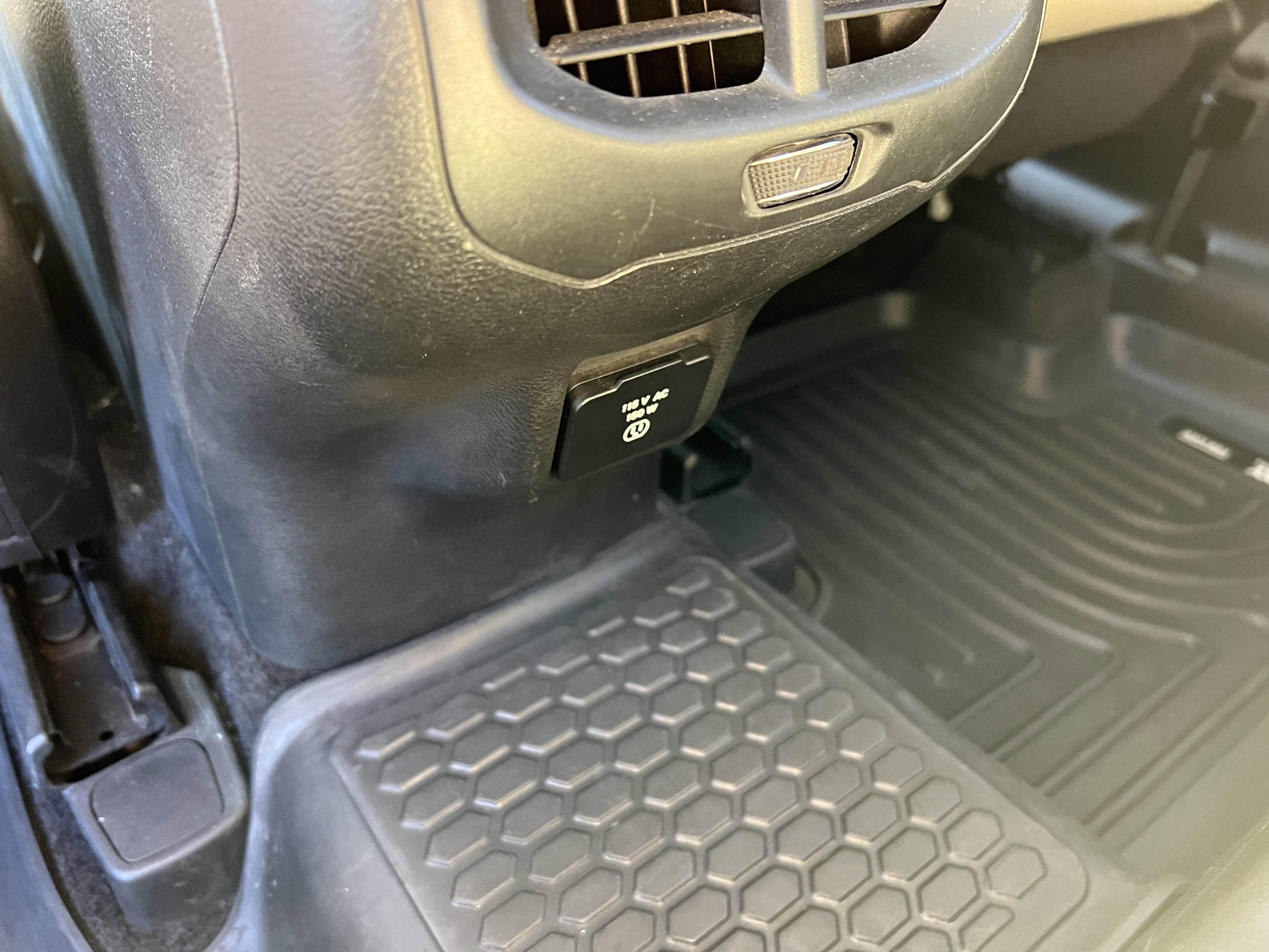 Used 2015 Jeep Cherokee Latitude w/ Comfort/Convenience Group image 13