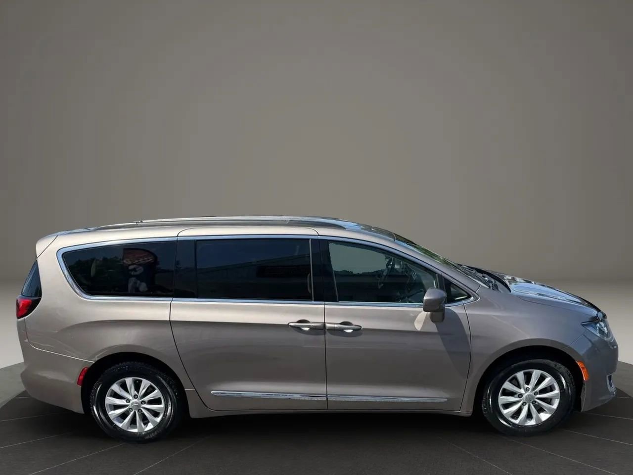Used 2017 Chrysler Pacifica Touring-L image 6
