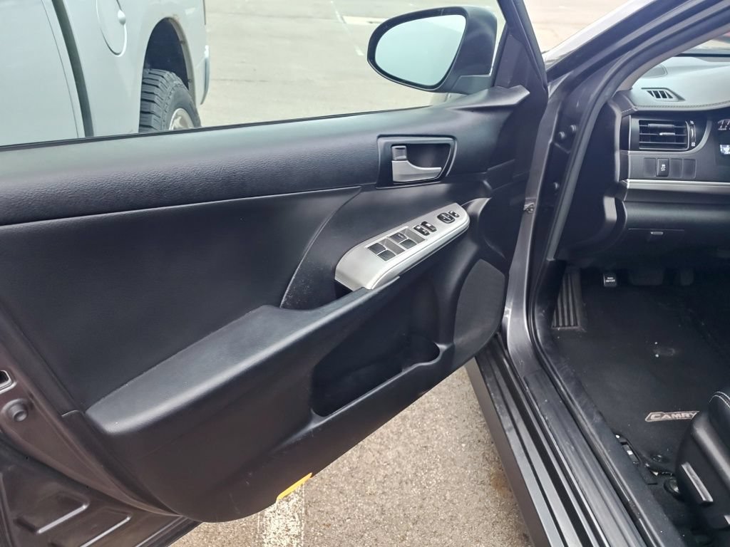 Used 2014 Toyota Camry SE w/ Moonroof Package FWD image 7