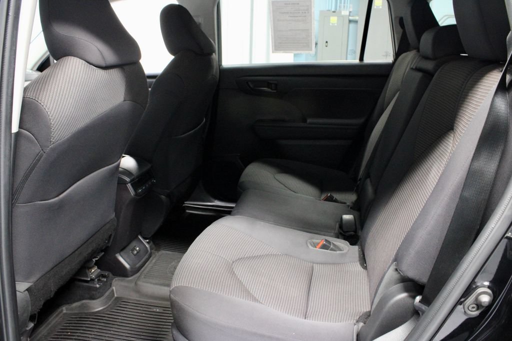 Used 2022 Toyota Highlander LE AWD/4WD image 21