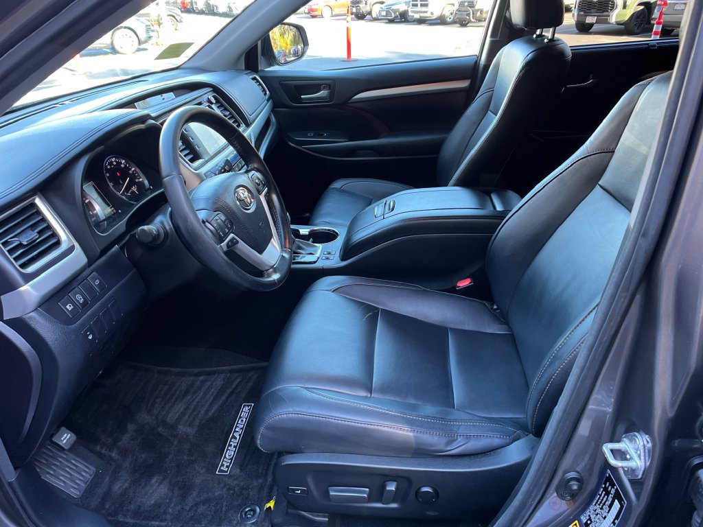Used 2017 Toyota Highlander XLE w/ Carpet Mat Package AWD/4WD image 9
