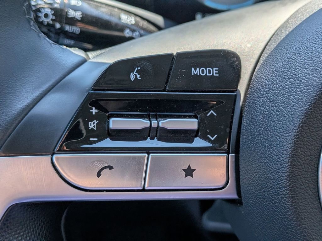 Used 2025 Hyundai Elantra Limited image 21