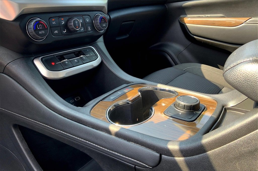 Used 2023 GMC Acadia SLE image 15