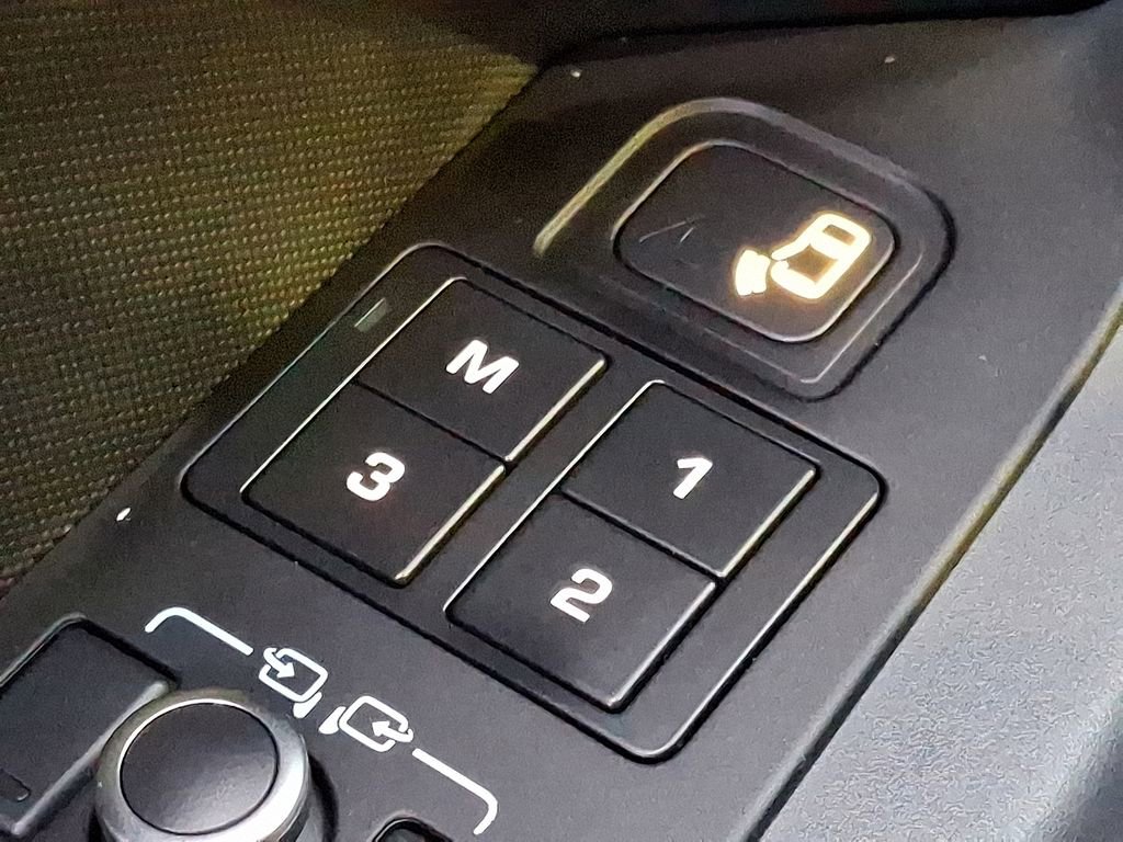 Used 2023 Land Rover Defender 110 X-Dynamic SE image 28