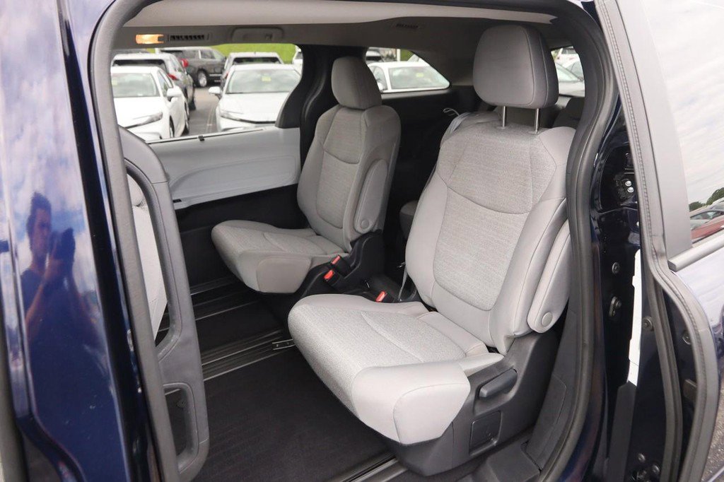 Used 2025 Toyota Sienna LE AWD/4WD image 10