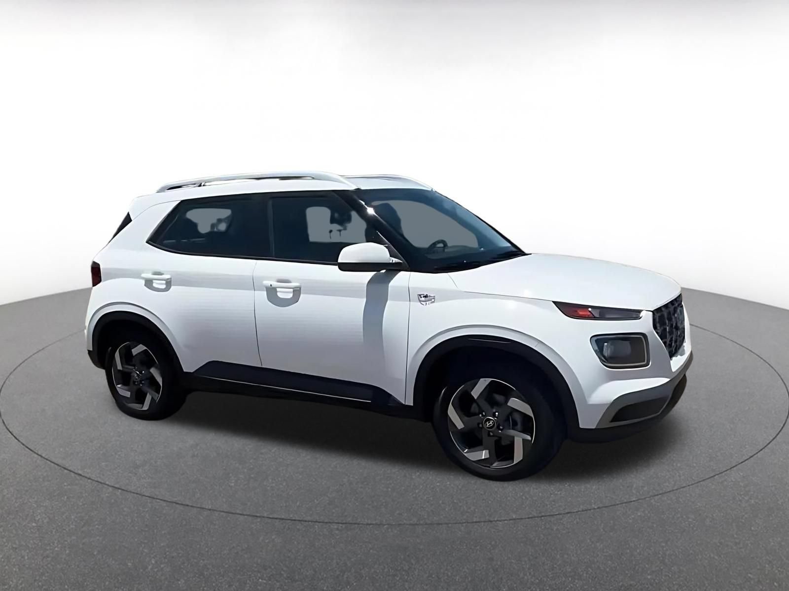 Used 2026 Hyundai Venue SEL FWD image 2