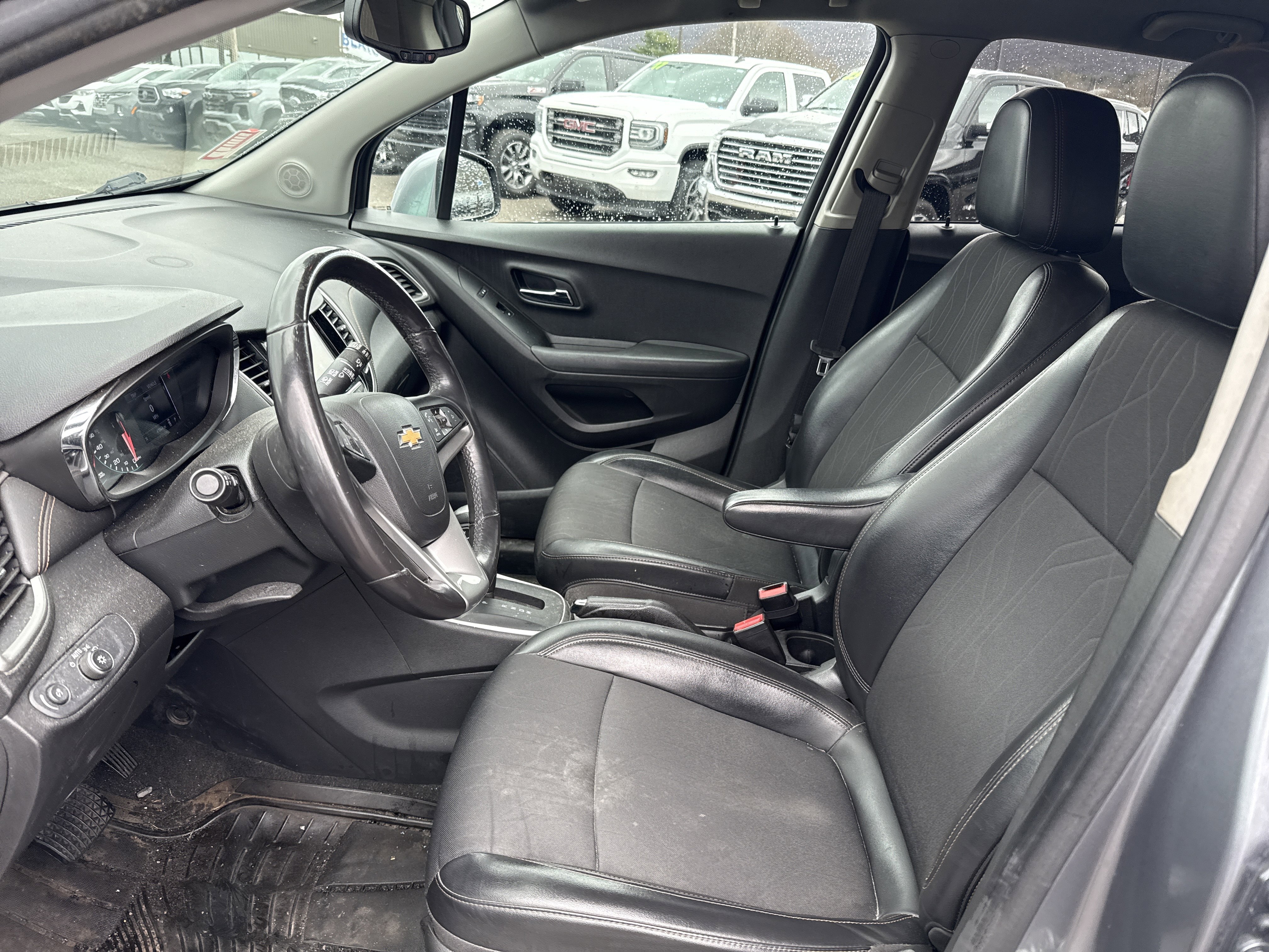 Used 2019 Chevrolet Trax LT w/ LT Convenience Package image 12