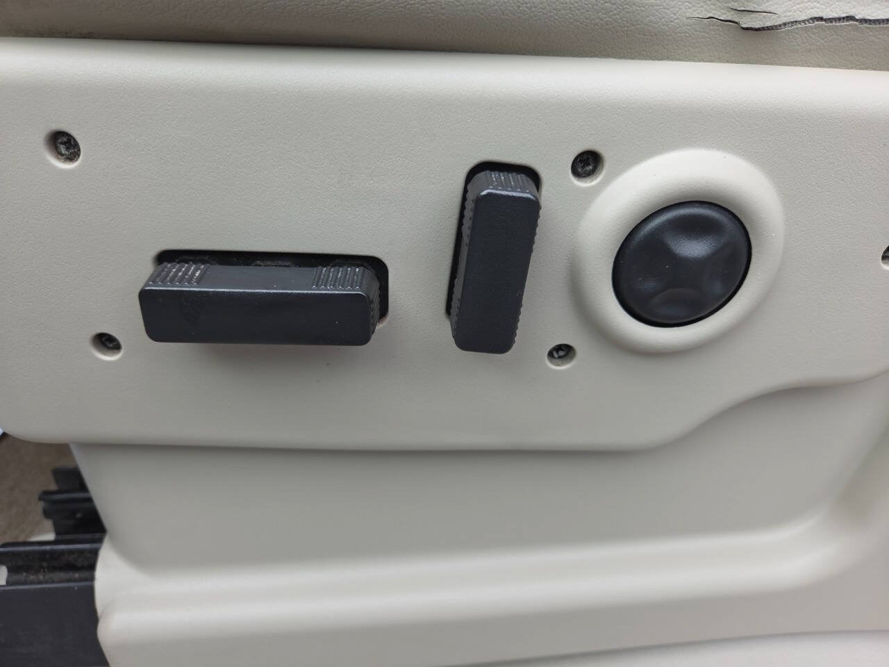 Used 2004 Cadillac Escalade AWD image 17