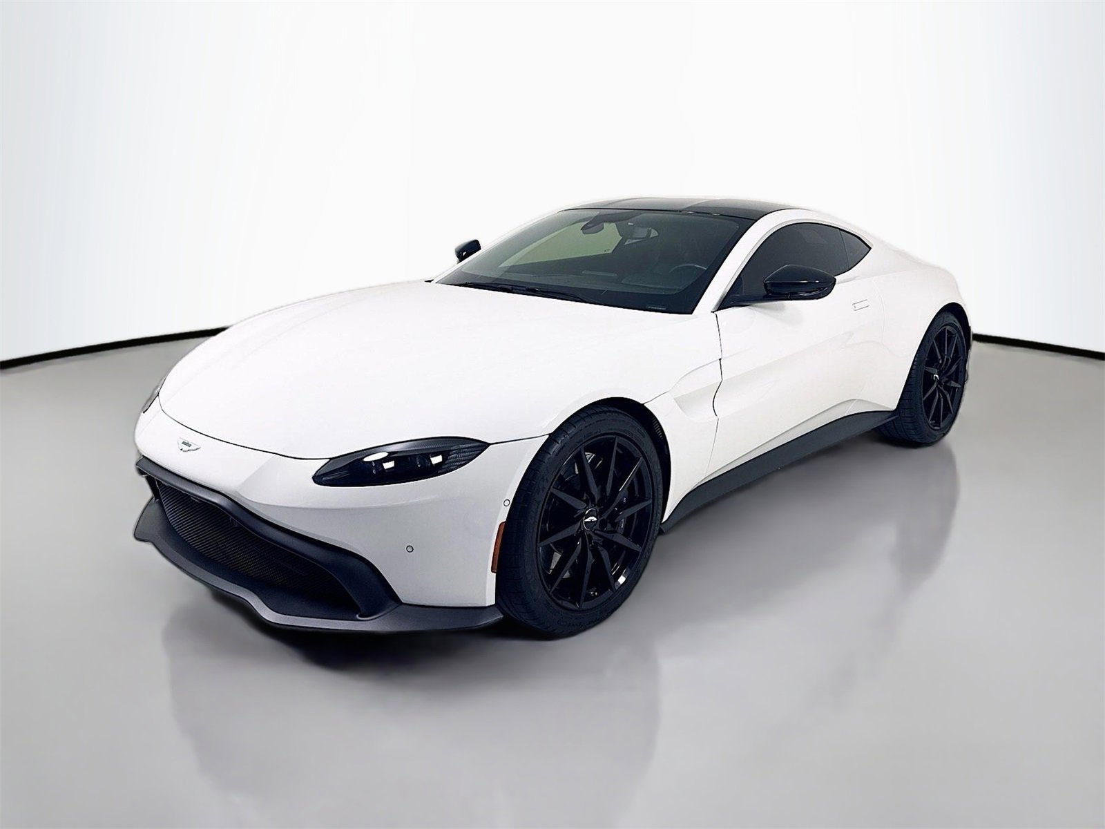 Used 2019 Aston Martin V8 Vantage Coupe image 3