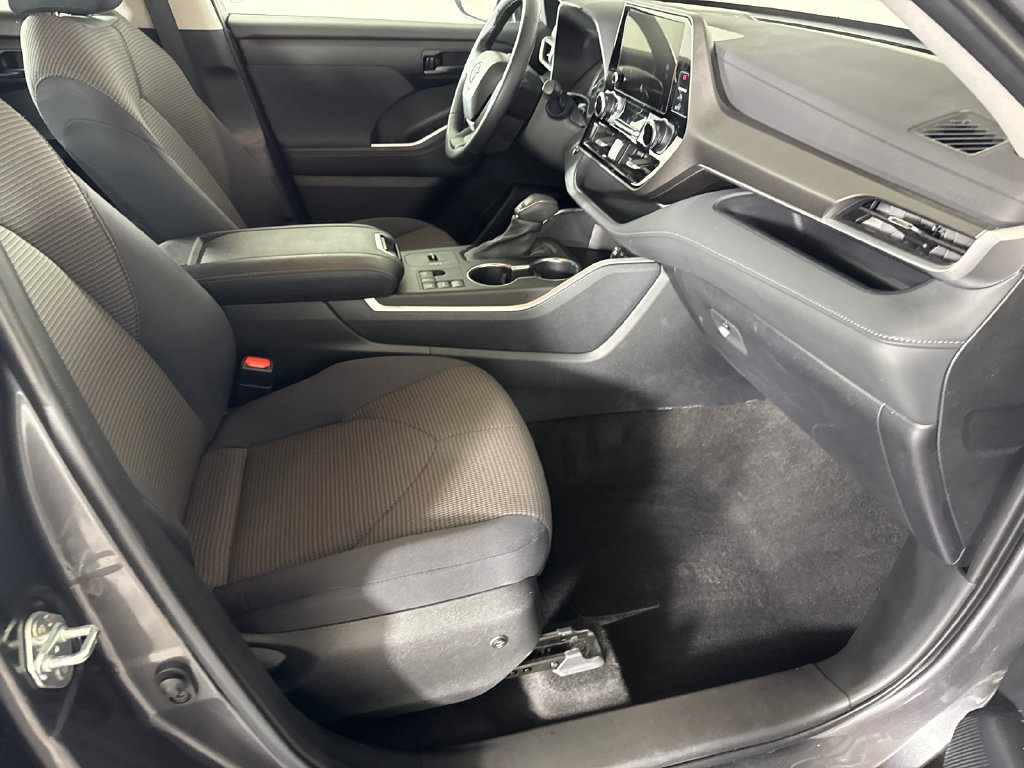 Used 2023 Toyota Highlander LE FWD image 12