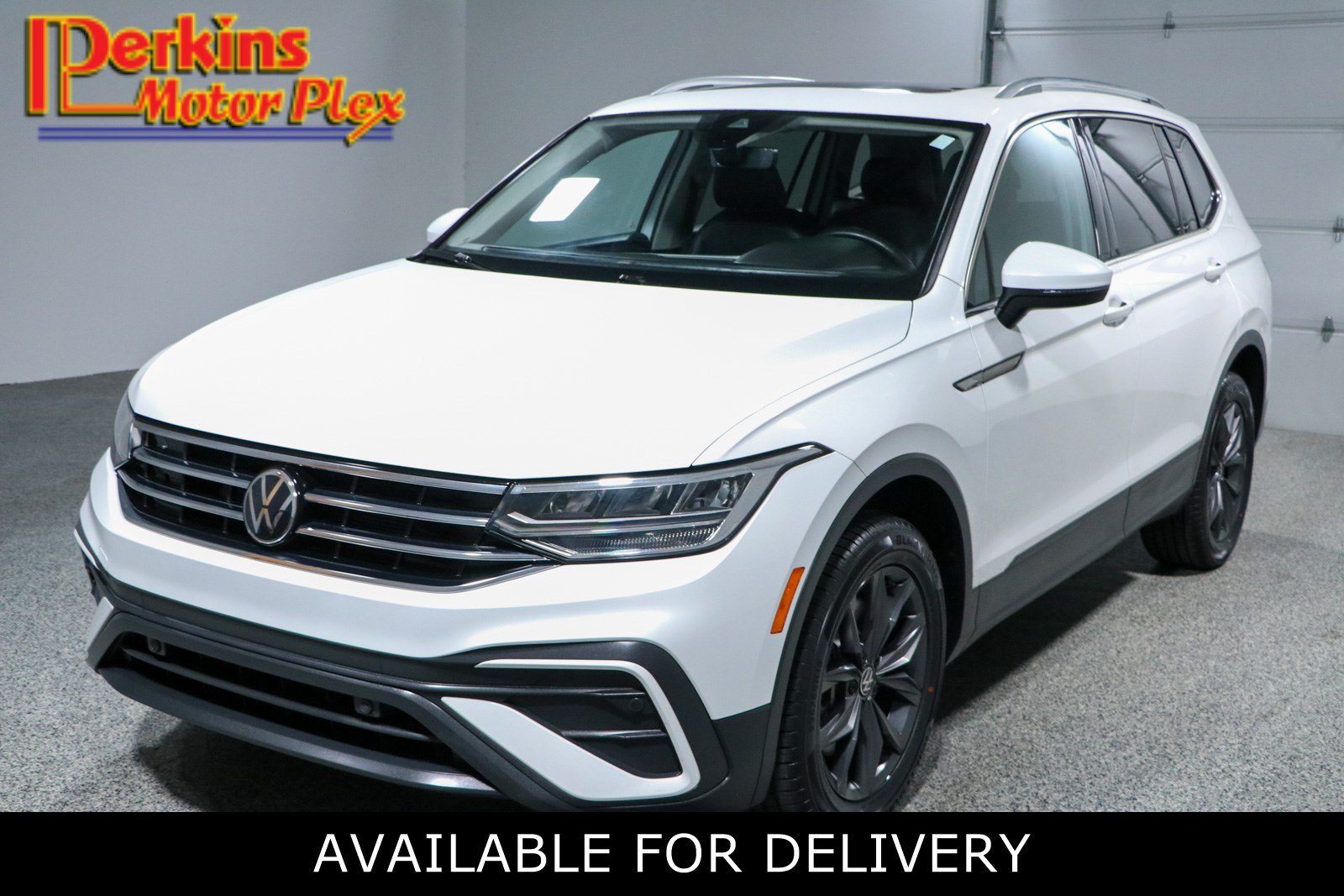 Used 2023 Volkswagen Tiguan SE w/ Panoramic Sunroof Package