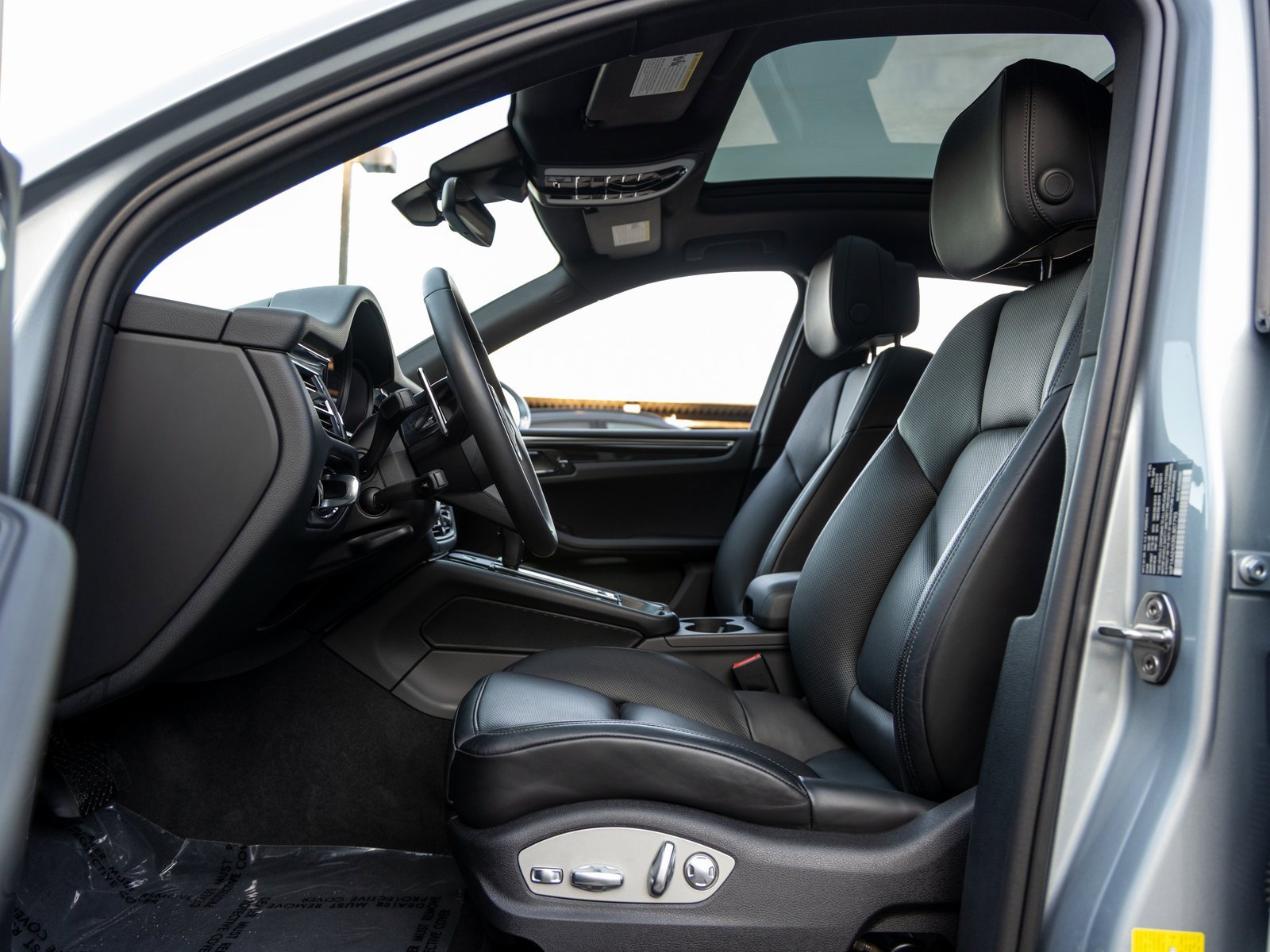 Certified 2025 Porsche Macan image 25