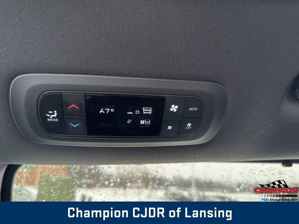 Used 2025 Chrysler Pacifica Select image 34