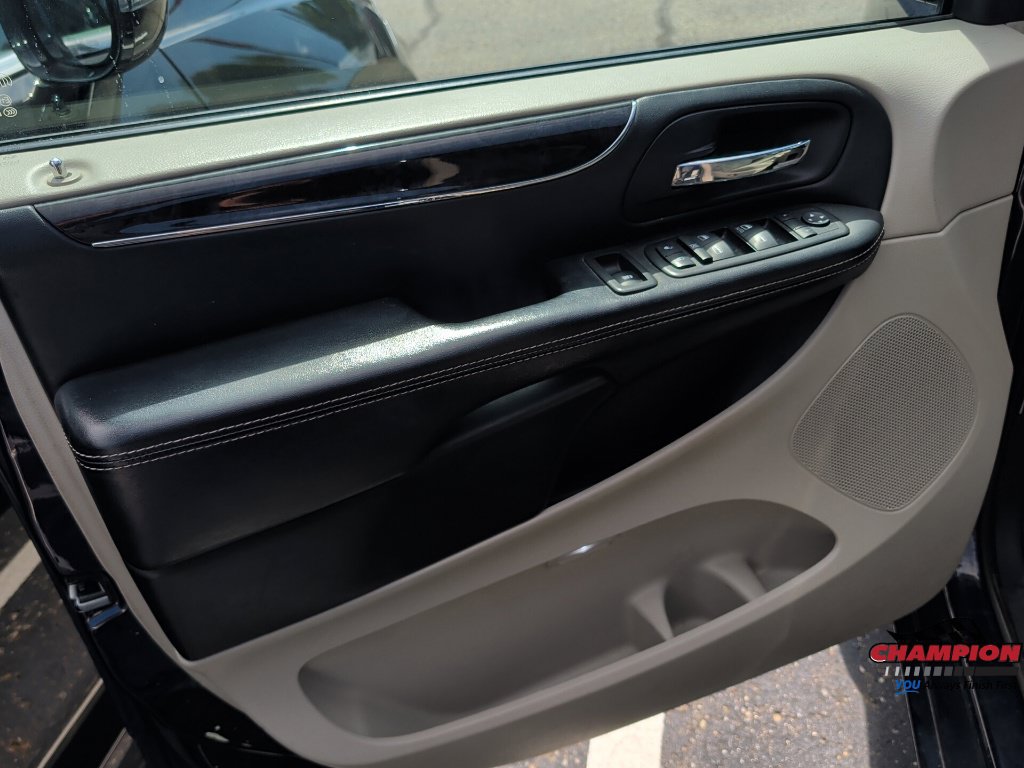 Used 2014 Chrysler Town & Country Touring-L w/ Driver Convenience Group FWD image 26