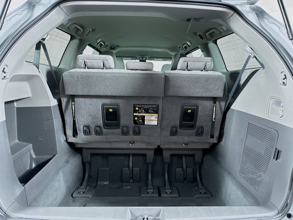 Used 2020 Toyota Sienna L image 23