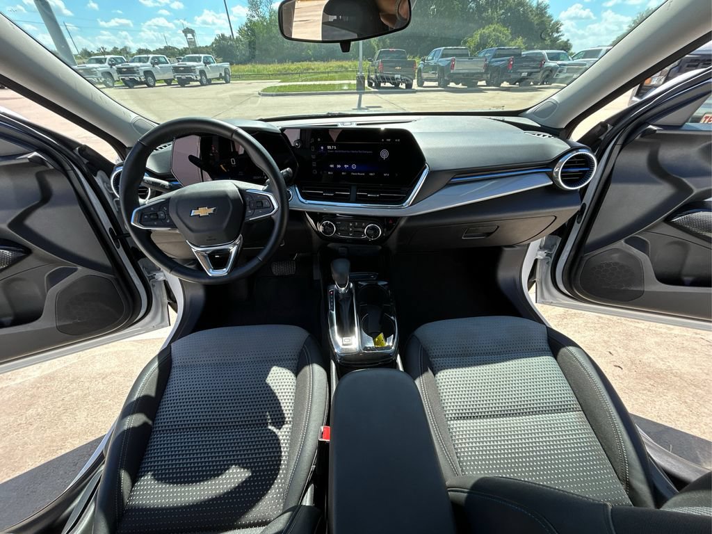 Used 2025 Chevrolet Trax LT w/ LT Convenience Package FWD image 22