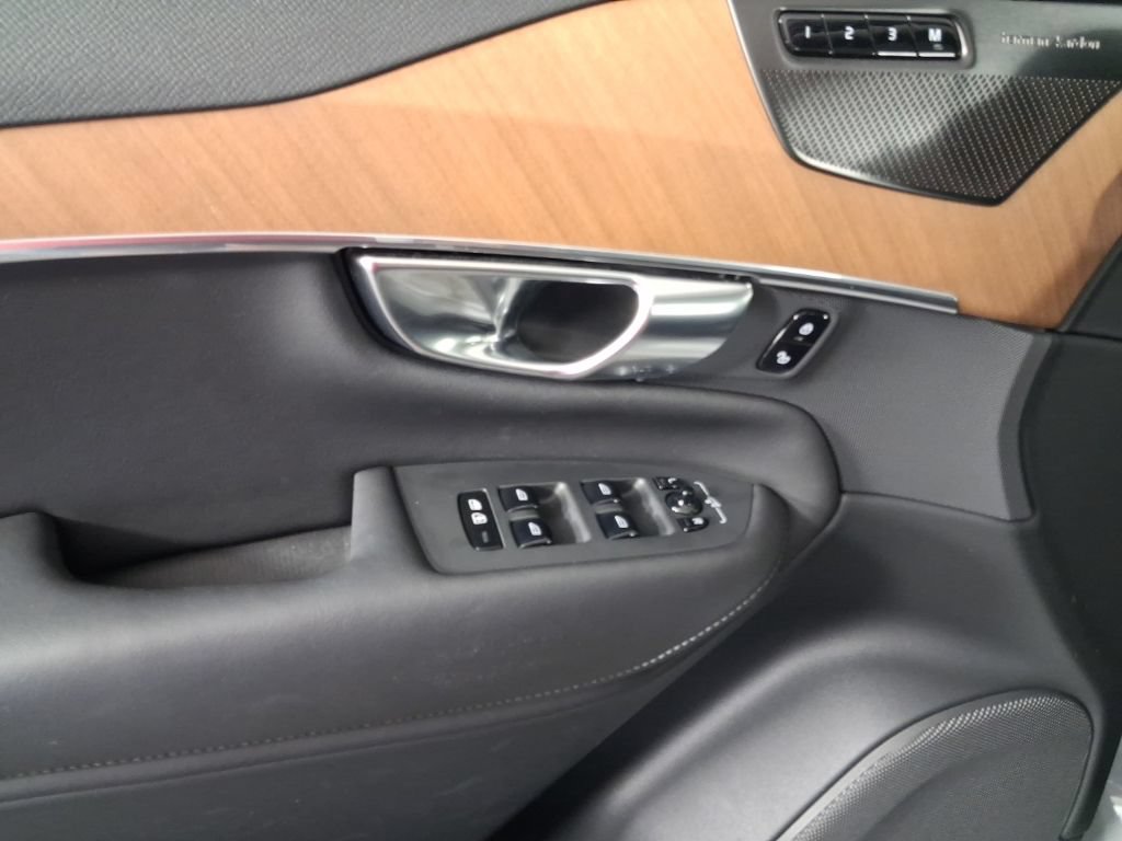 Certified 2025 Volvo XC90 T8 Plus w/ Protection Package AWD/4WD image 25