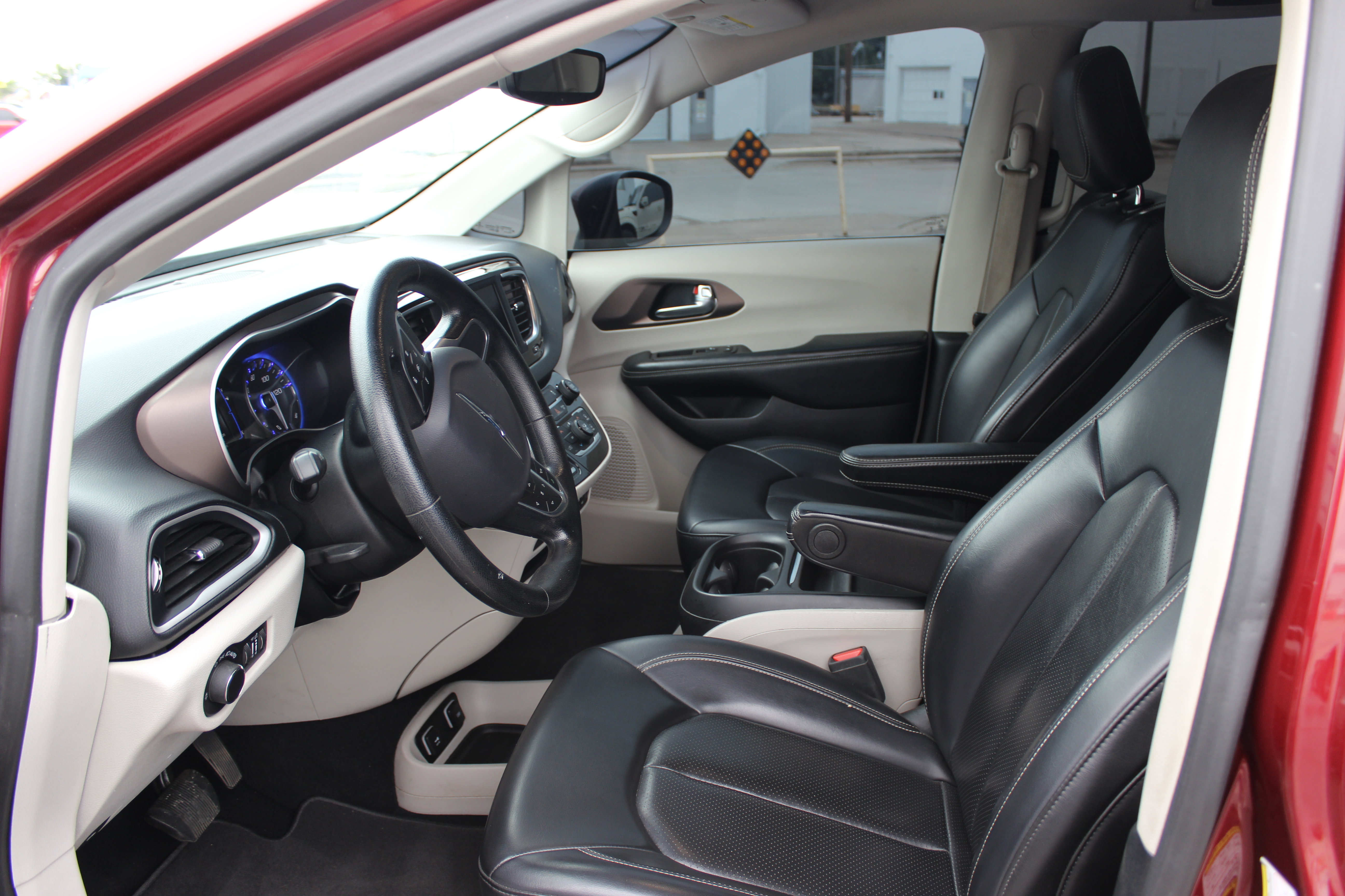 Used 2020 Chrysler Voyager Lxi image 25