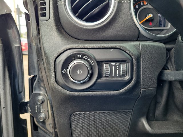Used 2019 Jeep Wrangler Unlimited Sahara w/ Uconnect 4C Nav & Sound Group AWD/4WD image 22