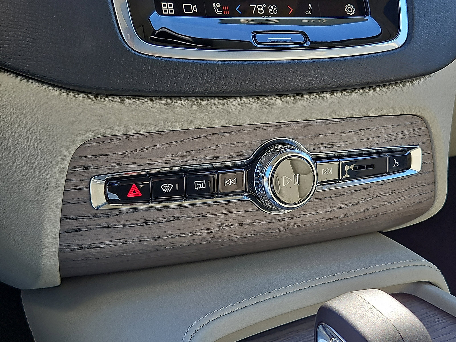 Certified 2024 Volvo XC90 B6 Plus w/ Protection Package Premier image 16