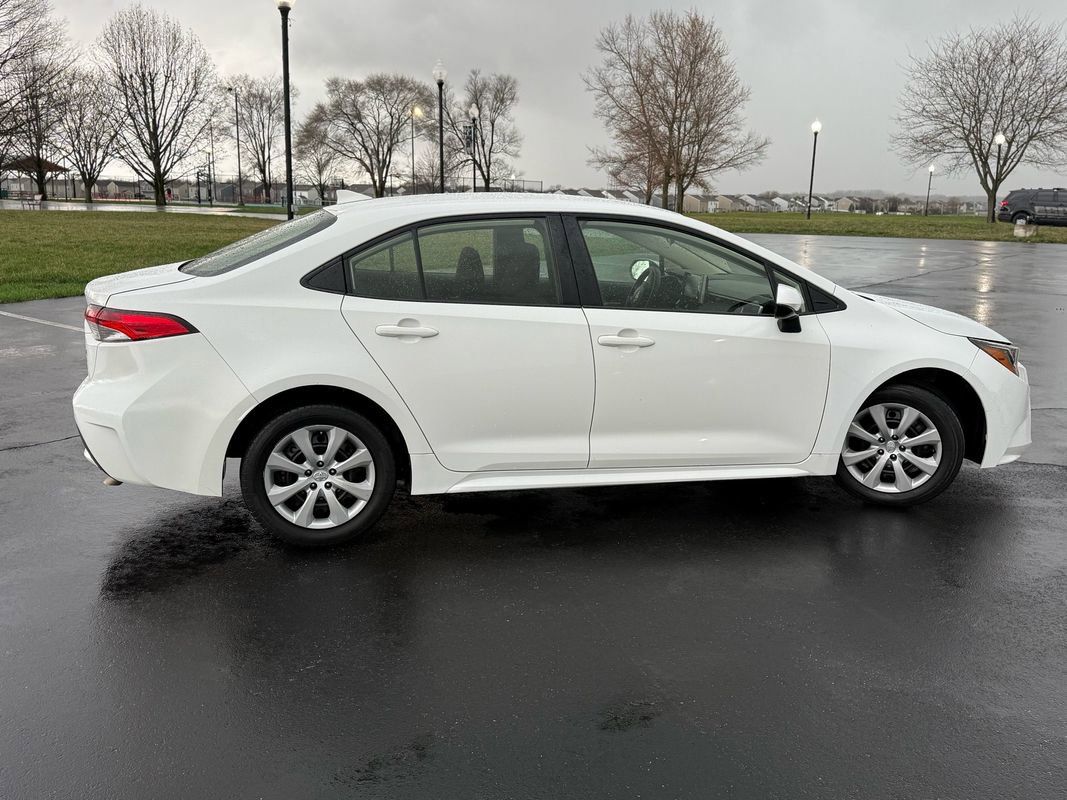 Used 2020 Toyota Corolla LE image 2