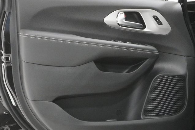 Used 2024 Chrysler Pacifica Limited w/ S Appearance Package image 15