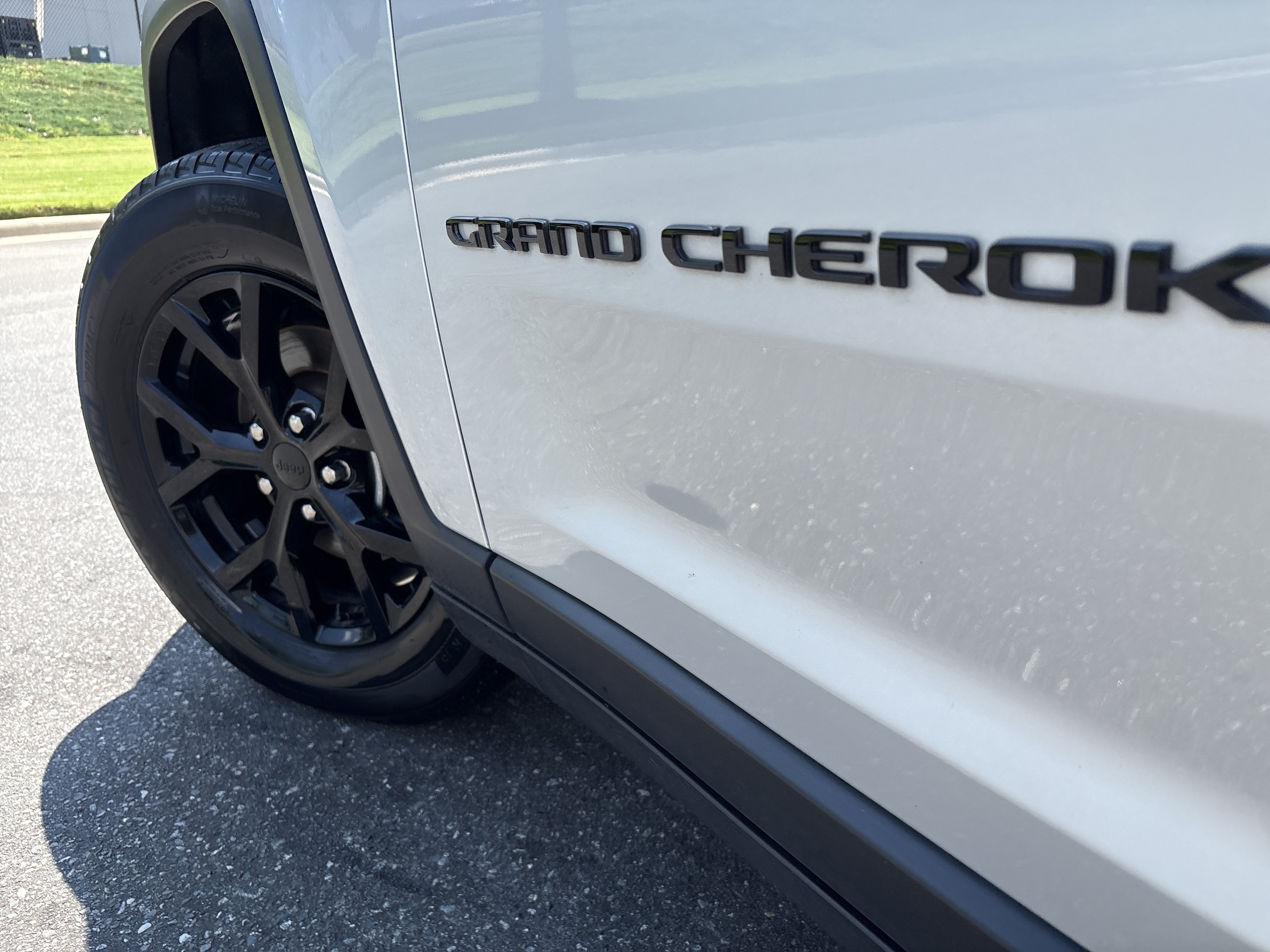 Used 2025 Jeep Grand Cherokee Altitude AWD/4WD image 12