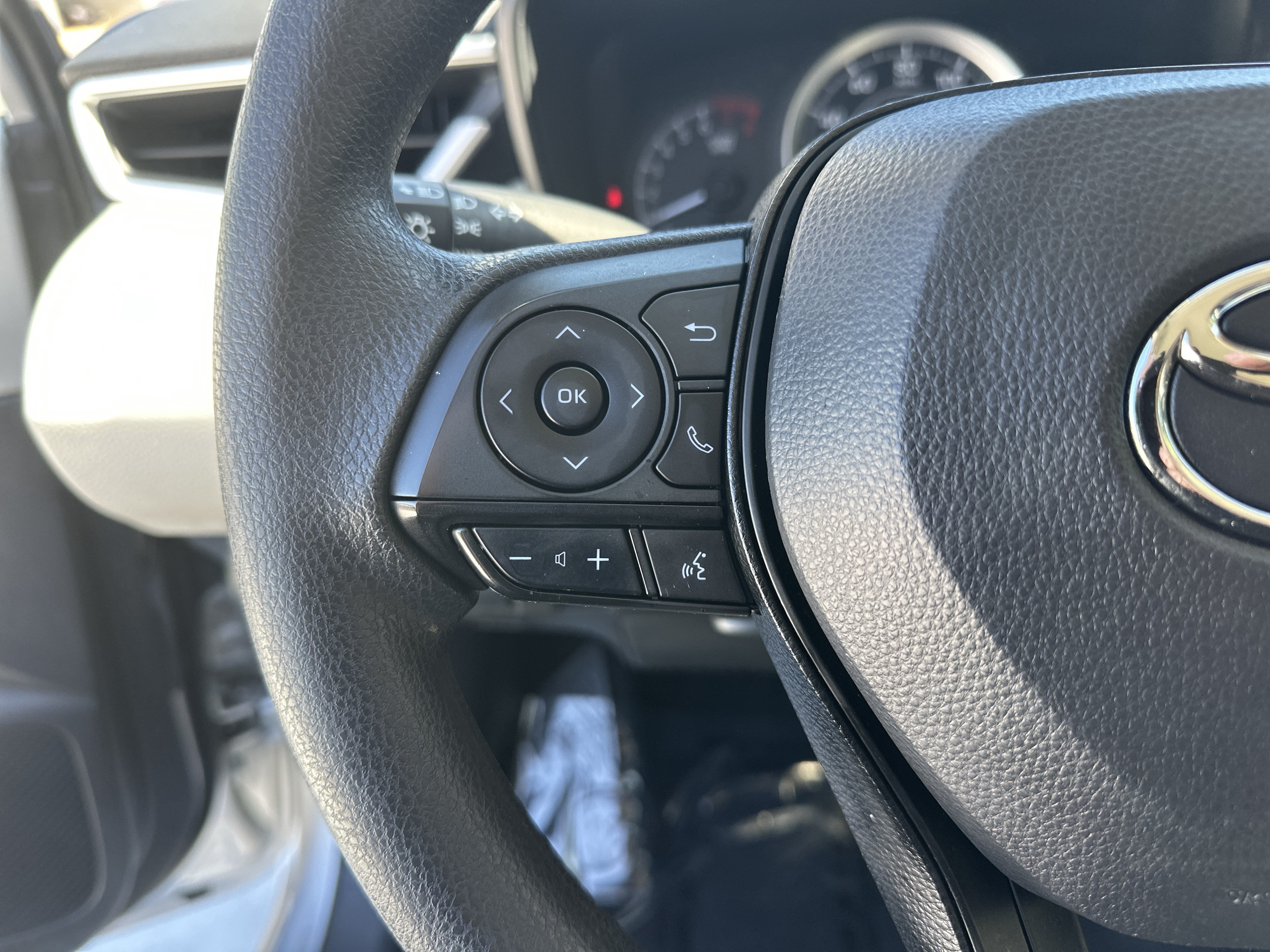 Used 2020 Toyota Corolla LE FWD image 19