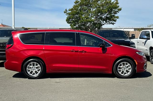 Used 2025 Chrysler Pacifica Select image 3