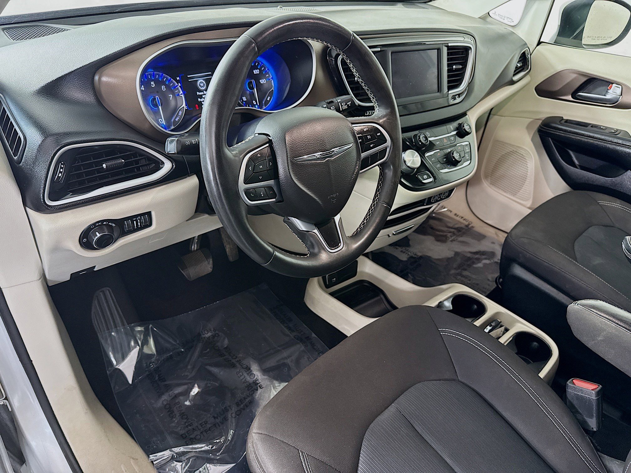 Used 2022 Chrysler Voyager LX FWD image 23