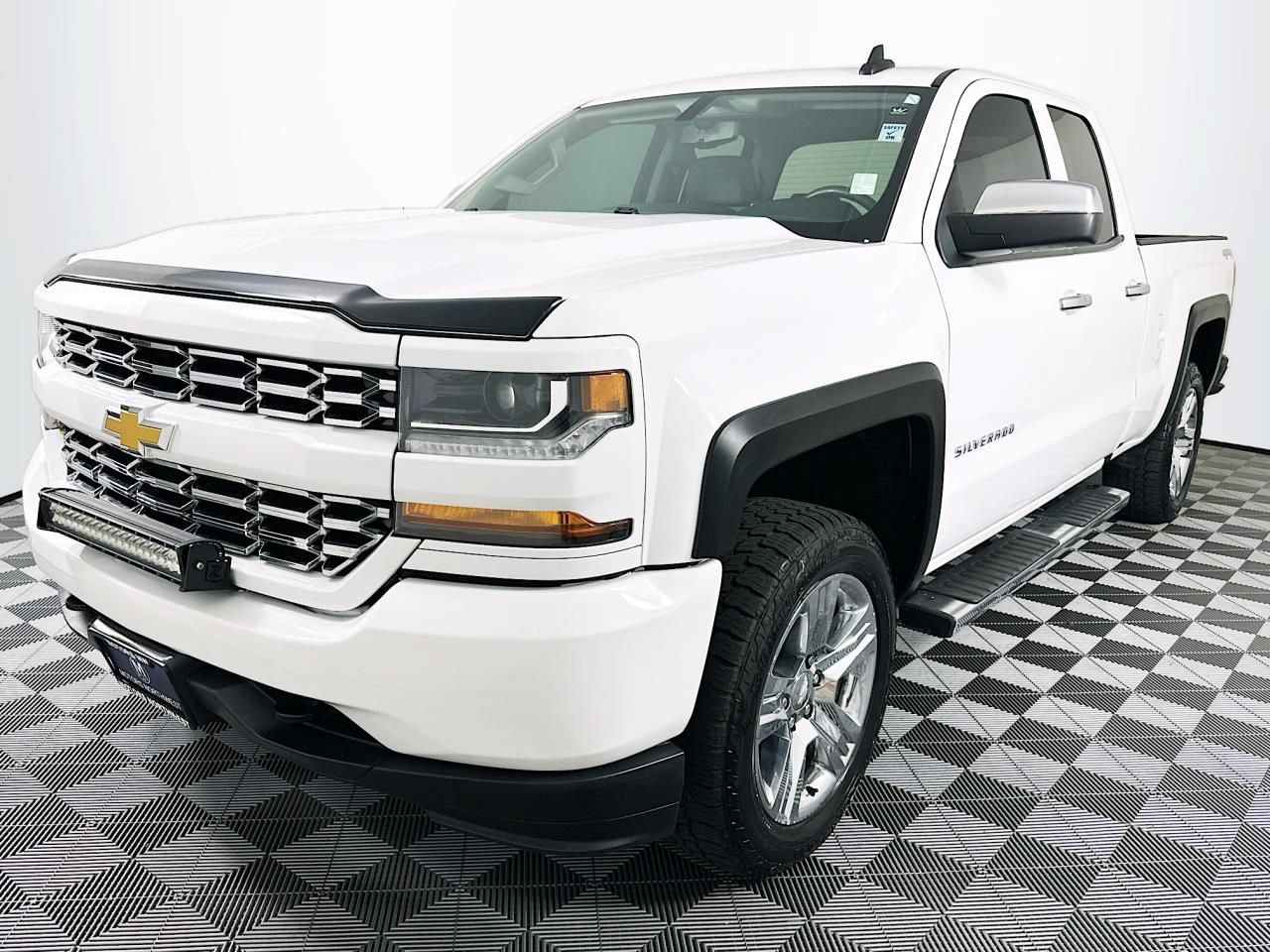 Used 2017 Chevrolet Silverado 1500 Custom w/ Custom Convenience Package AWD/4WD image 5