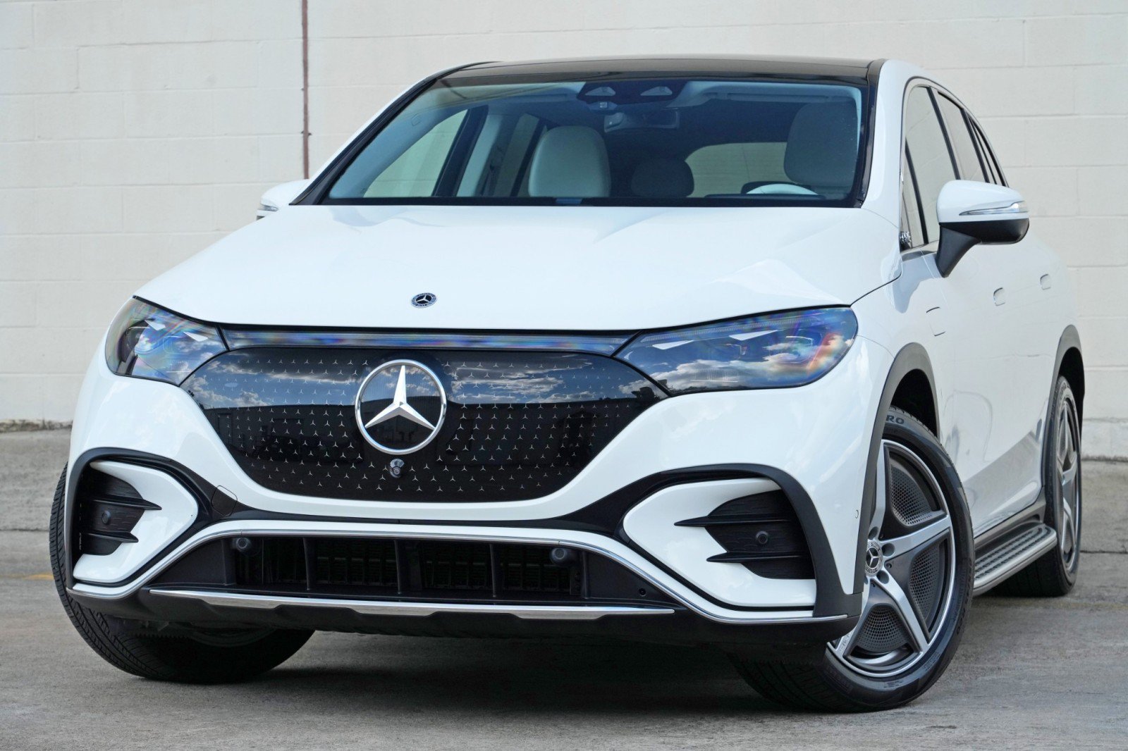 Used 2023 Mercedes-Benz EQE 500 4MATIC SUV w/ Exclusive Trim Package image 3