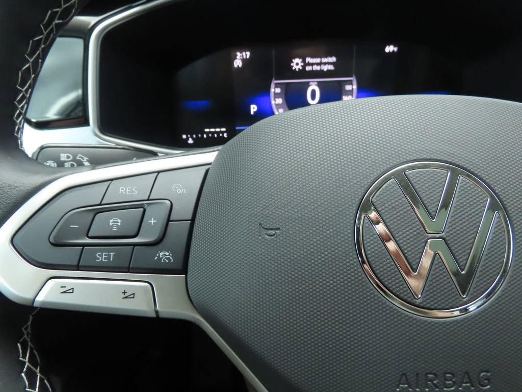Used 2025 Volkswagen Taos SE w/ Panoramic Sunroof Package FWD image 11