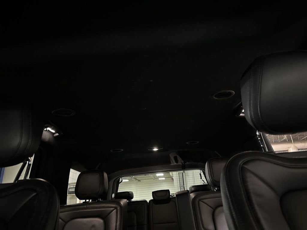 Used 2018 Lincoln Navigator Premiere image 16