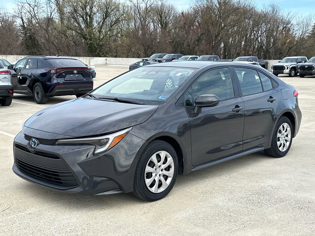 Used 2025 Toyota Corolla LE image 2