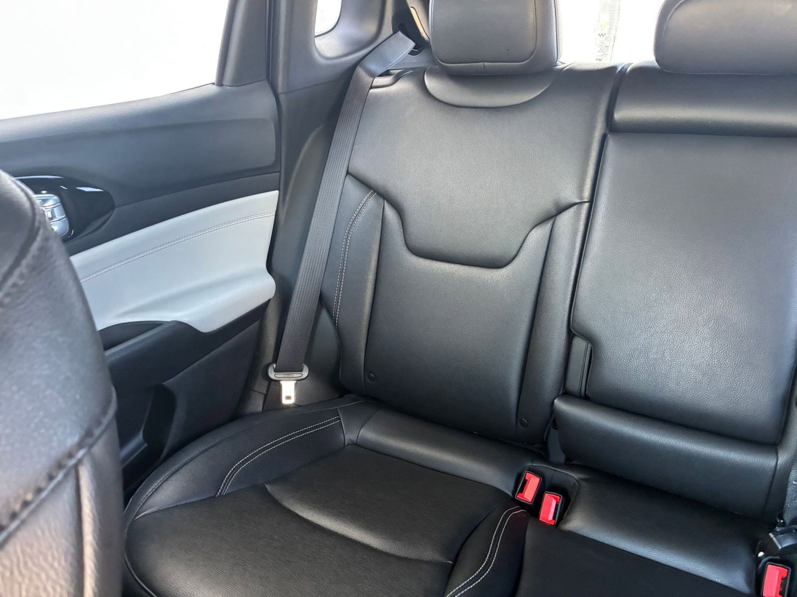 Used 2025 Jeep Compass Limited image 40